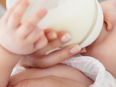 Calming discomfort caused by bottle feeding