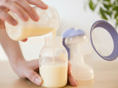 How to prepare and store bottles of infant milk?