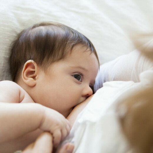 3/ I ensure that baby takes the breast correctly