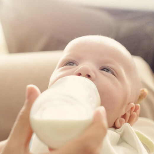 Faire boire bébé : quels outils choisir pour lui donner du lait et