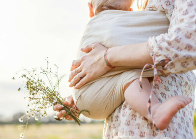 Écharpes de portage : comment porter bébé en toute sécurité dès l’arrivée de bébé