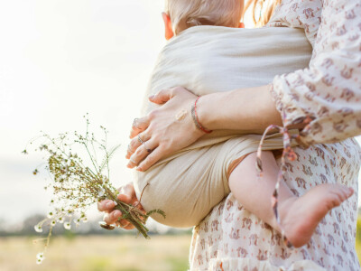 Écharpes de portage : comment porter bébé en toute sécurité dès l’arrivée de bébé