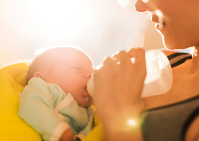 Le rythme des biberons de Bébé : astuces naturelles pour aider à les espacer