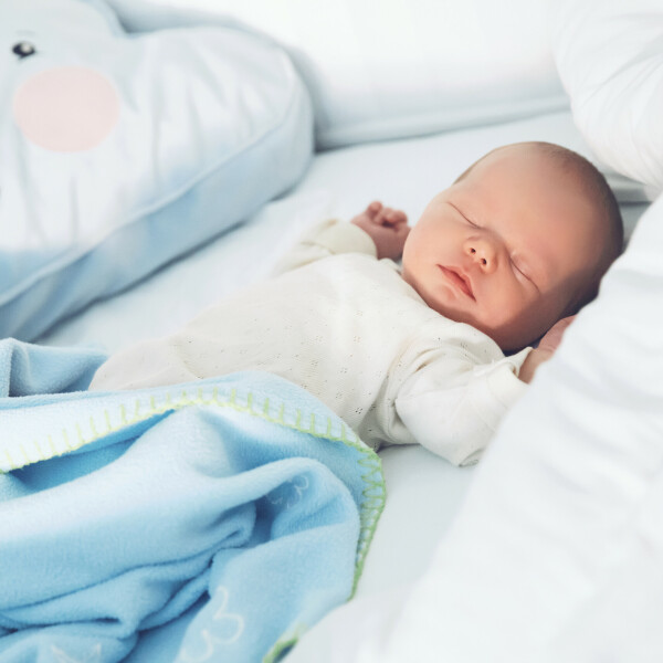 Pourquoi les siestes courtes sont fréquentes les premiers mois ?