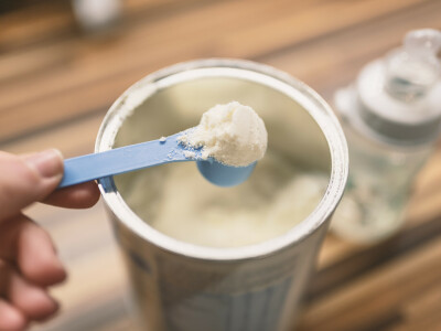 Bien préparer et conserver le lait infantile