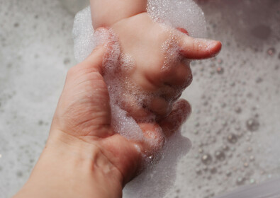 Laver bébé : avec quoi et à quelle fréquence ?