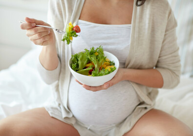 Maman végétarienne ou végétalienne : quelles précautions ?