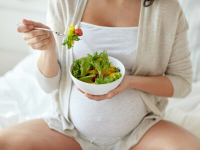 Maman végétarienne ou végétalienne : quelles précautions ?