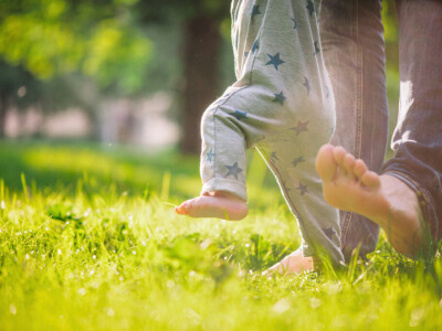 Le guide du premier voyage avec bébé : que mettre dans la valise d&rsquo;été ?